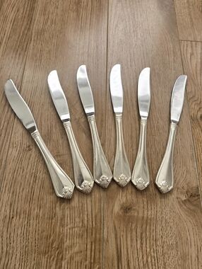 Set of 6 Dinner Knives by Oneida. King James Pattern Substantial Stainless Stee